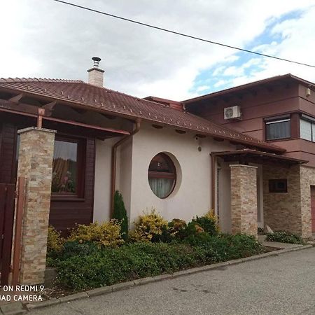 Besenyei Apartman Шарвар Экстерьер фото