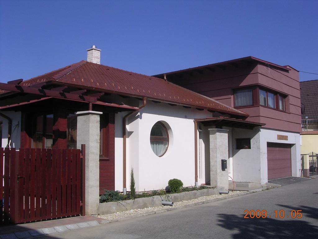 Besenyei Apartman Шарвар Экстерьер фото