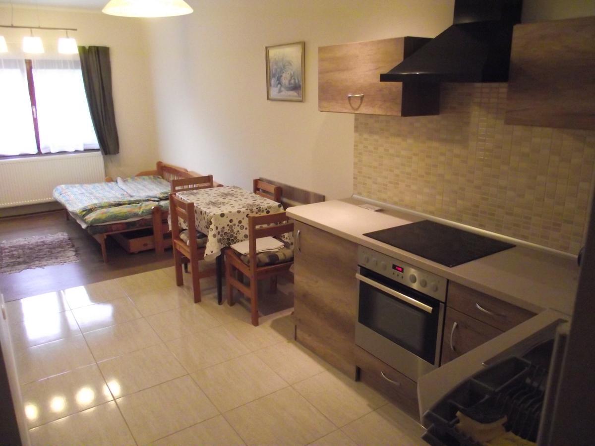 Besenyei Apartman Шарвар Экстерьер фото